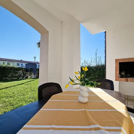 Elegant Pool-front Flat With Fenced Garden *
