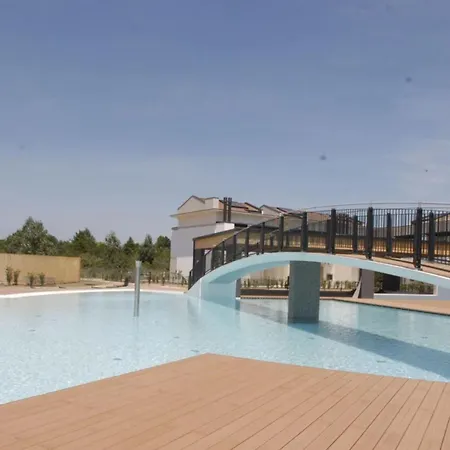 Elegant Pool-front Flat With Fenced Garden 公寓