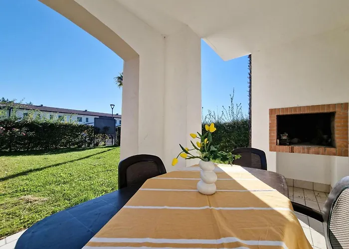 Elegant Pool-front Flat With Fenced Garden *